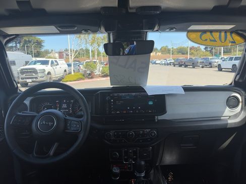 Used 2025 Jeep Gladiator Sport AWD/4WD image 18