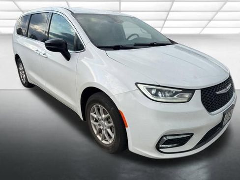 Used 2024 Chrysler Pacifica Touring-L FWD image 4