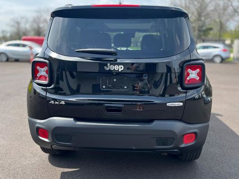 Used 2018 Jeep Renegade Latitude w/ Cold Weather Group AWD/4WD image 10