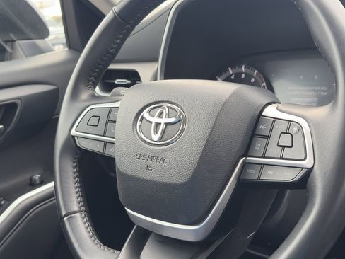 Used 2025 Toyota Highlander XLE image 32
