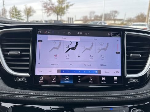 New 2026 Chrysler Pacifica Limited w/ Uconnect Theater Family Group image 5