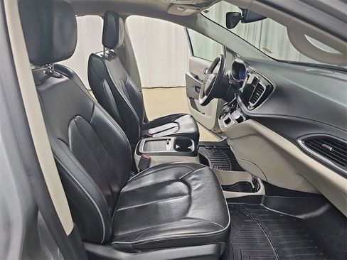 Used 2018 Chrysler Pacifica Limited image 13