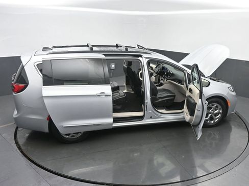 Used 2023 Chrysler Pacifica Limited FWD image 63