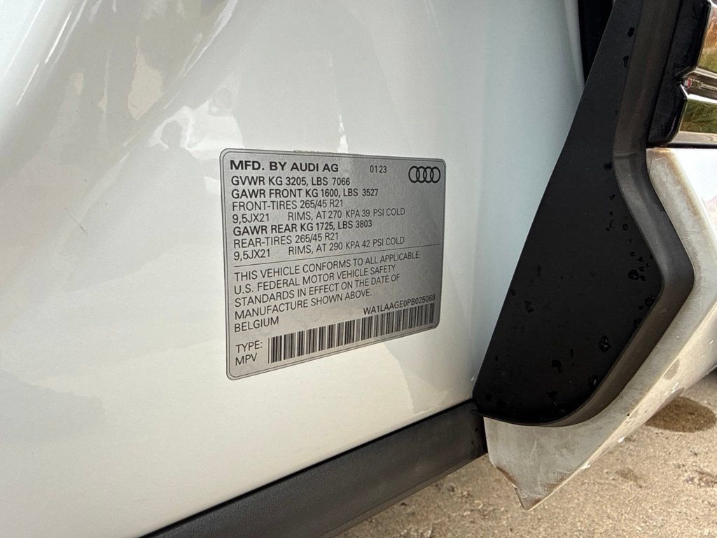Used 2023 Audi e-tron Premium Plus w/ Premium Plus Package AWD/4WD image 30