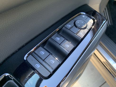 Used 2022 Nissan Pathfinder SL w/ Lighting Package (N92) AWD/4WD image 15