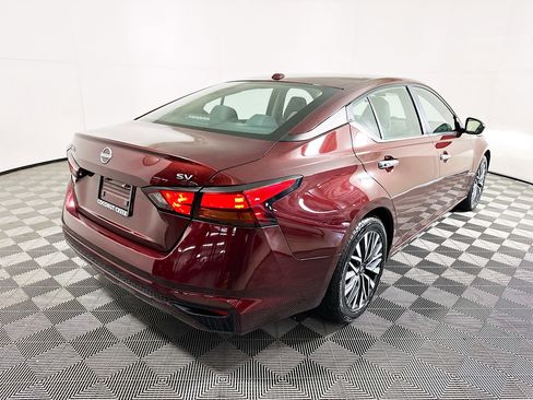 Used 2024 Nissan Altima 2.5 SV FWD image 3