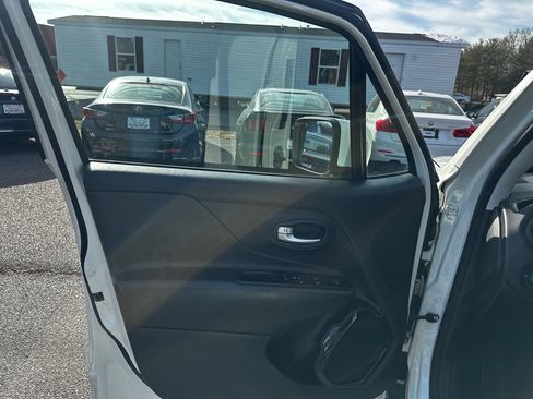 Used 2020 Jeep Renegade Altitude image 18