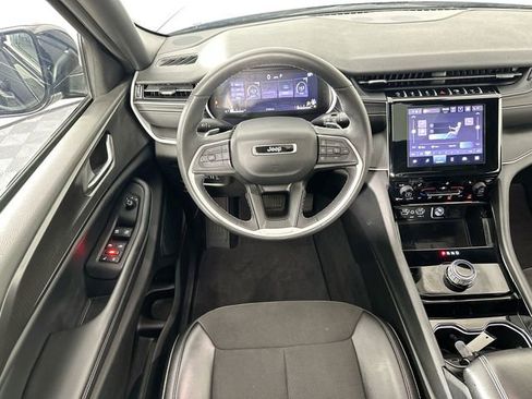 Used 2023 Jeep Grand Cherokee Altitude AWD/4WD image 11