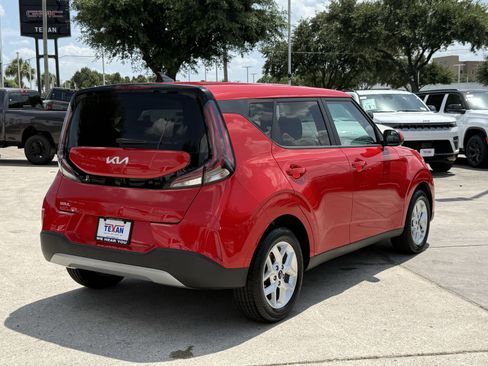 Used 2024 Kia Soul LX w/ Option Group 015 FWD image 5