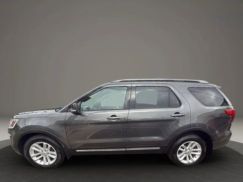 Used 2017 Ford Explorer XLT image 8