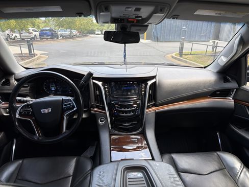 Used 2018 Cadillac Escalade Luxury AWD/4WD image 22