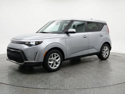 Used 2025 Kia Soul LX w/ LX Technology Package FWD image 3