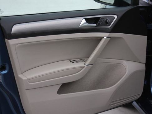 Used 2015 Volkswagen Golf S image 18