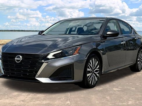 Used 2024 Nissan Altima 2.5 SV FWD image 4