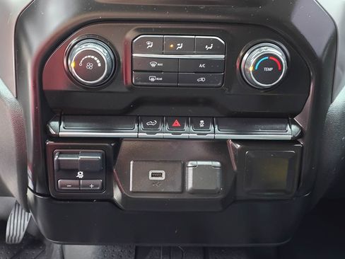 Used 2019 Chevrolet Silverado 1500 Custom w/ Custom Value Package AWD/4WD image 18
