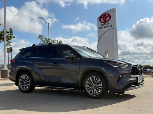 Used 2021 Toyota Highlander Platinum FWD image 6