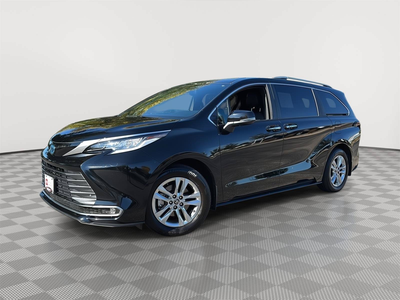 Used 2025 Toyota Sienna Limited AWD/4WD image 1