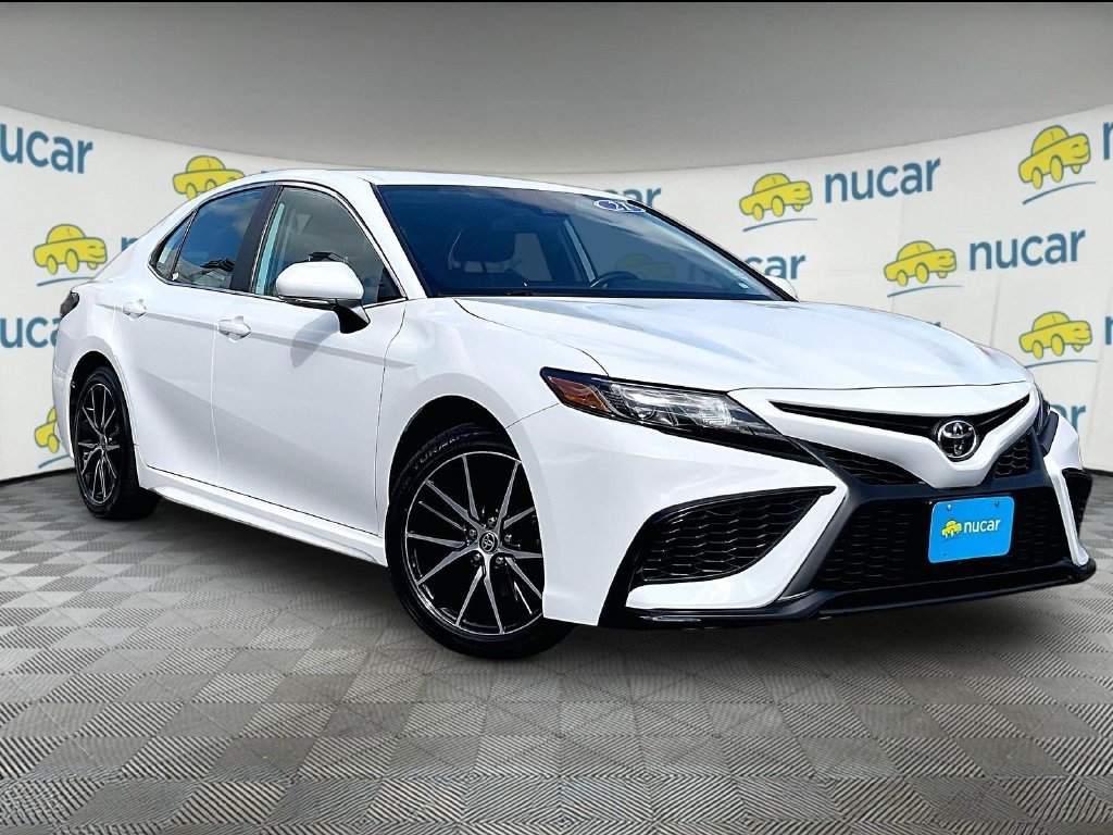 Used 2021 Toyota Camry SE w/ Cold Weather Package FWD image 1