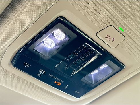 Used 2025 Volkswagen Atlas SEL Premium R-Line image 18