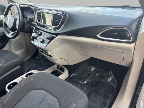 Used 2021 Chrysler Voyager LX image 11