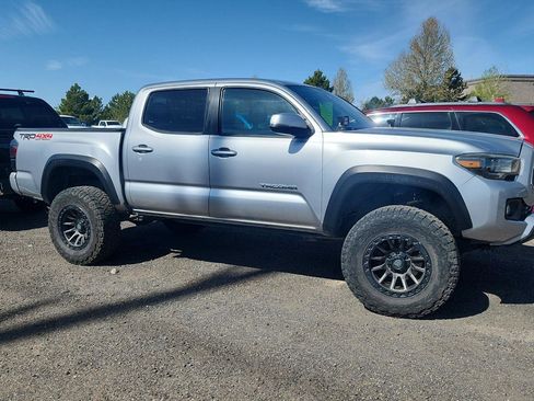Used 2019 Toyota Tacoma TRD Off-Road w/ Technology Package AWD/4WD image 3