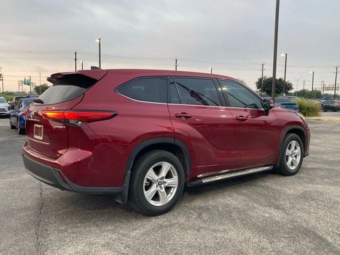 Used 2022 Toyota Highlander LE FWD image 5