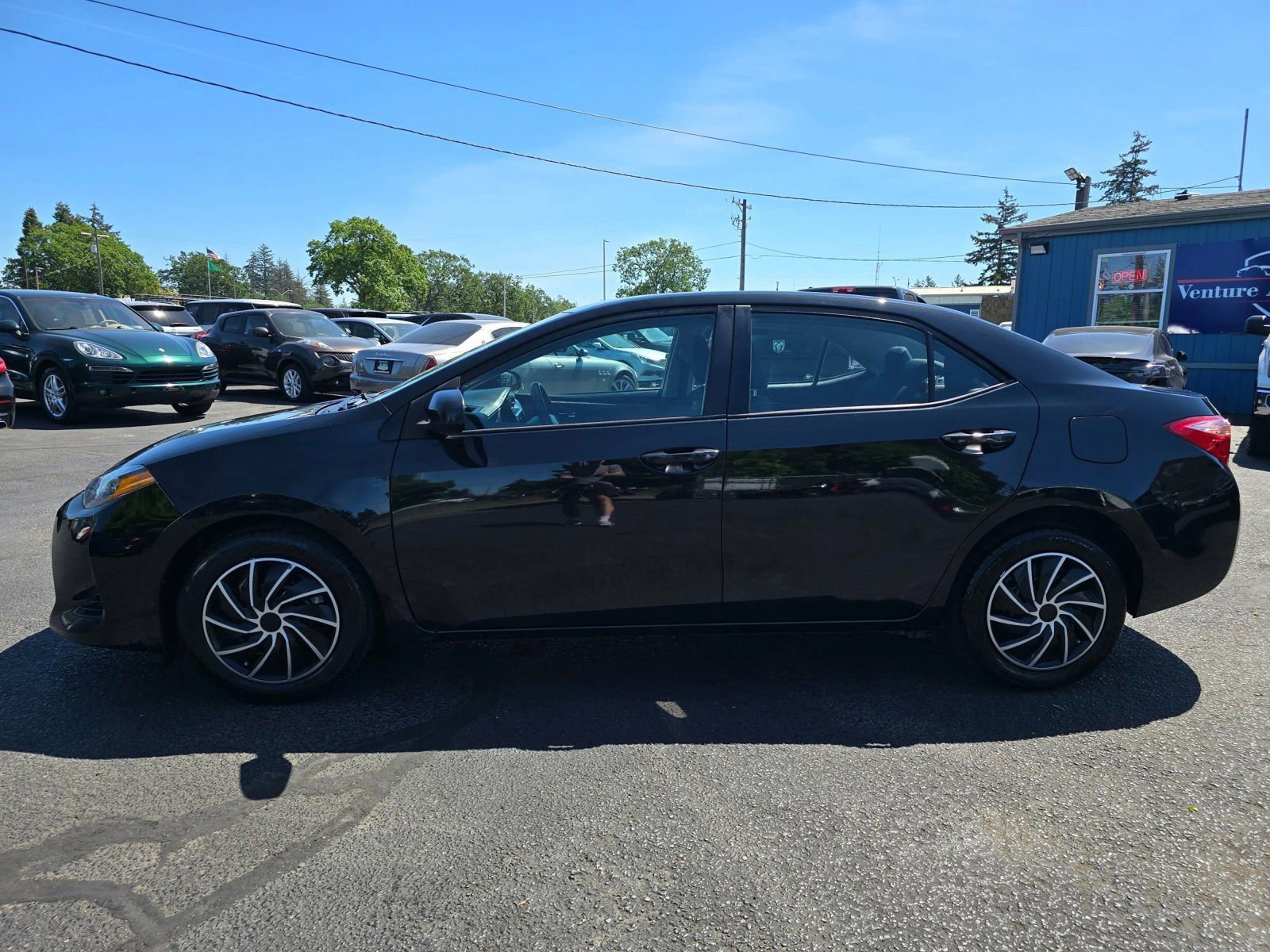Used 2019 Toyota Corolla LE FWD image 2