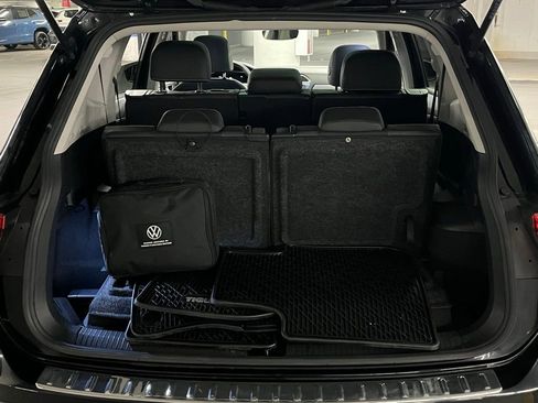 Used 2023 Volkswagen Tiguan SE w/ Panoramic Sunroof Package image 38