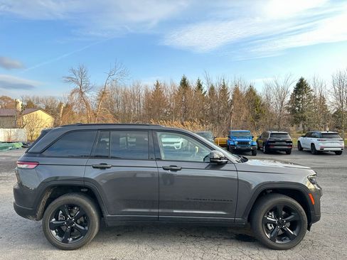 Used 2023 Jeep Grand Cherokee Altitude image 12