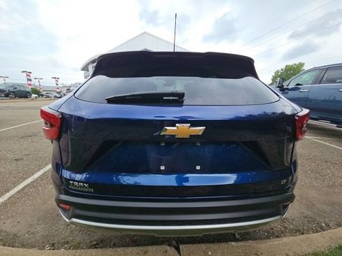 Used 2024 Chevrolet Trax LT w/ Sunroof Package FWD image 3