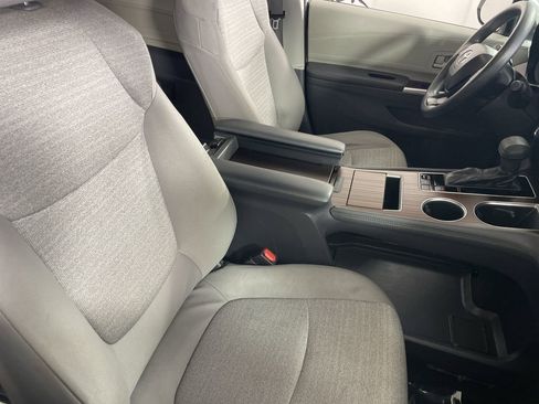 Used 2022 Toyota Sienna LE image 26