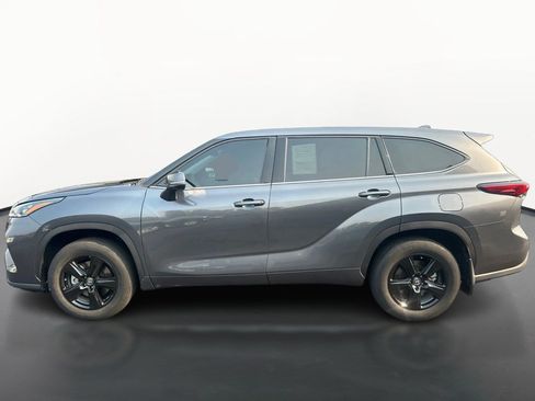Used 2020 Toyota Highlander LE FWD image 6