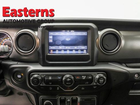 Used 2023 Jeep Gladiator Sport image 11