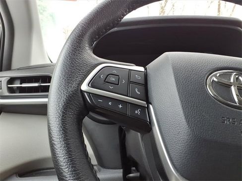 Certified 2021 Toyota Sienna XLE image 18