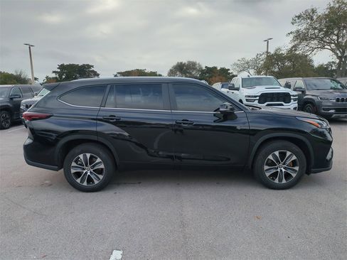 Used 2024 Toyota Highlander LE image 5