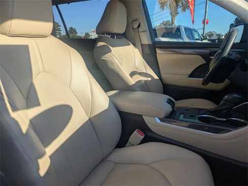Certified 2022 Toyota Highlander Limited image 38