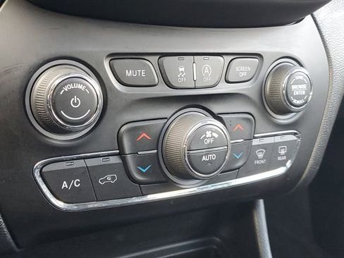 Used 2022 Jeep Cherokee Latitude Lux w/ Sun & Sound Group image 27