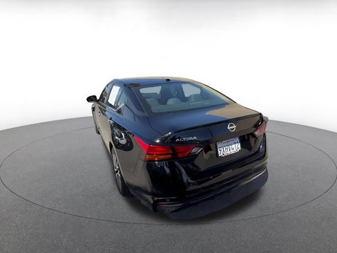 Used 2025 Nissan Altima 2.5 SV FWD image 11