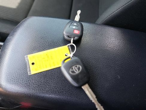 Used 2017 Toyota RAV4 LE FWD image 30