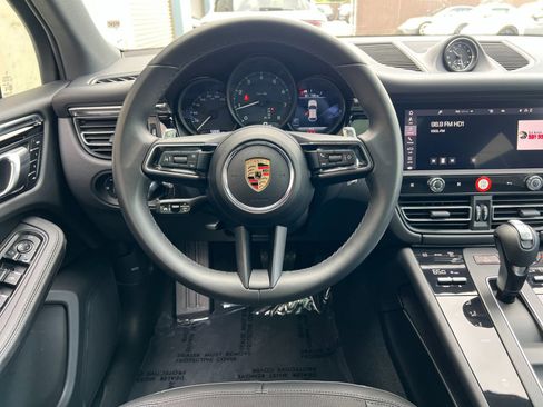 Certified 2025 Porsche Macan image 16