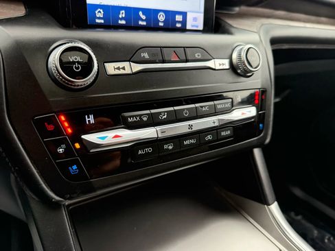 Used 2020 Ford Explorer Platinum w/ Premium Technology Package image 35