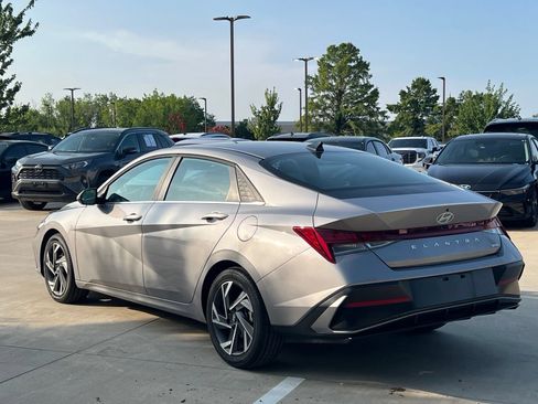 Used 2025 Hyundai Elantra Limited FWD image 10