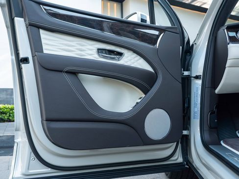 Certified 2025 Bentley Bentayga image 15