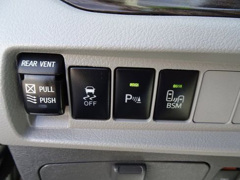 Used 2016 Toyota Sienna XLE image 28