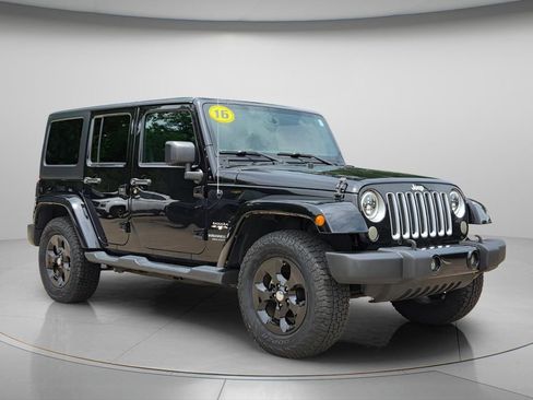 Used 2016 Jeep Wrangler Unlimited Sahara w/ Connectivity Group AWD/4WD image 4