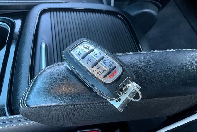 Used 2025 Chrysler Pacifica Limited FWD image 36