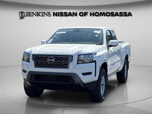 Used 2024 Nissan Frontier SV image 2