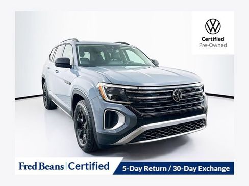 Used 2025 Volkswagen Atlas Peak Edition SE image 1