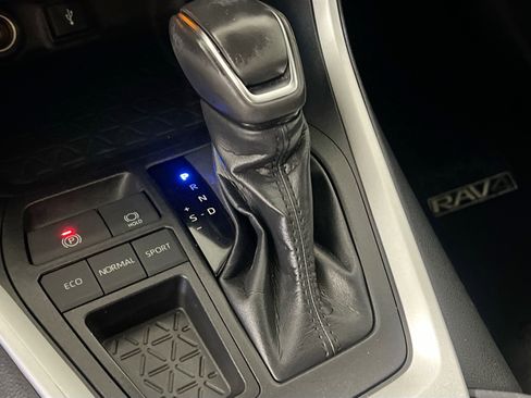 Used 2020 Toyota RAV4 XLE Premium image 24