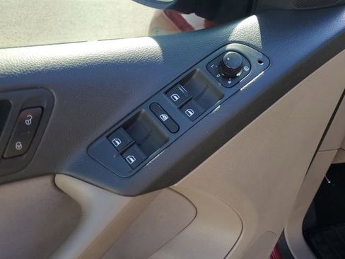 Used 2011 Volkswagen Tiguan S image 19